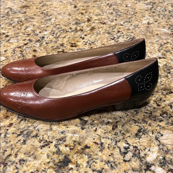 Salvatore Ferragamo Women's Tan Leather Loafers - Picture 2 of 7